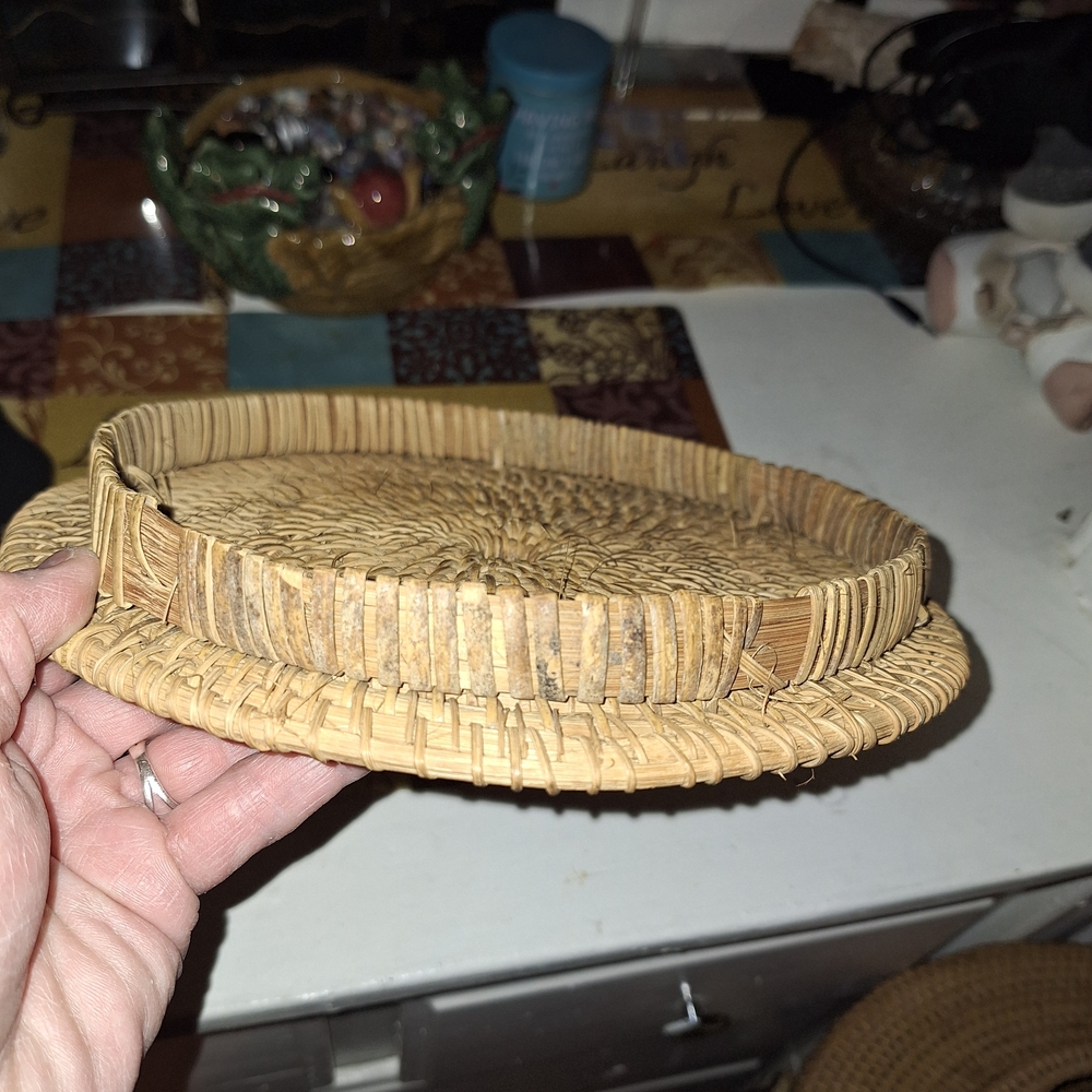 Lg Vintage Handwoven "Urn" Style Rattan Basket with Lid - Picture 10 of 16